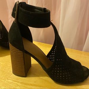 Universal Thread Cutout Black Heeled Sandals